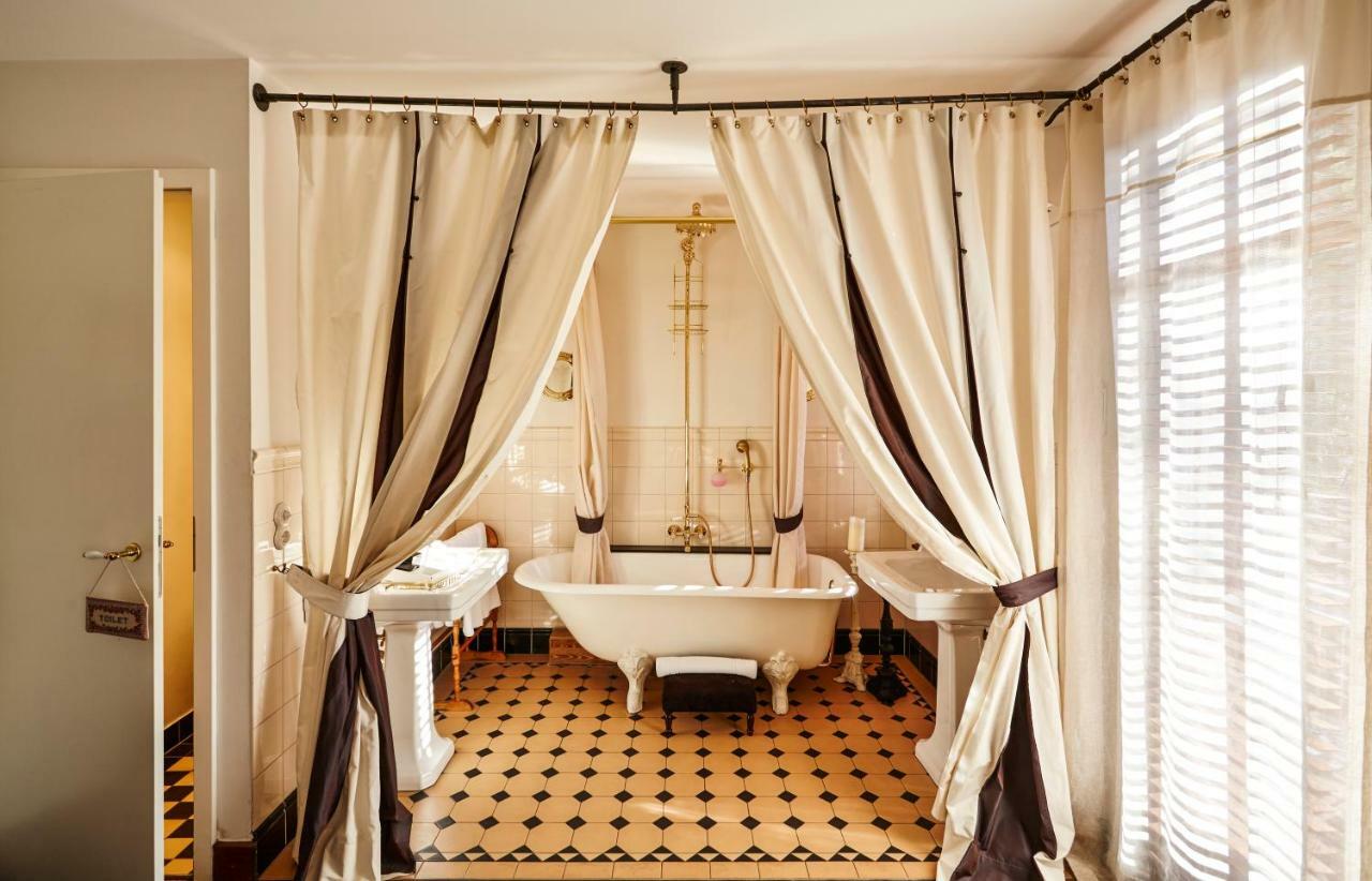 Doppelzimmer mit Wasserbett und Balkon